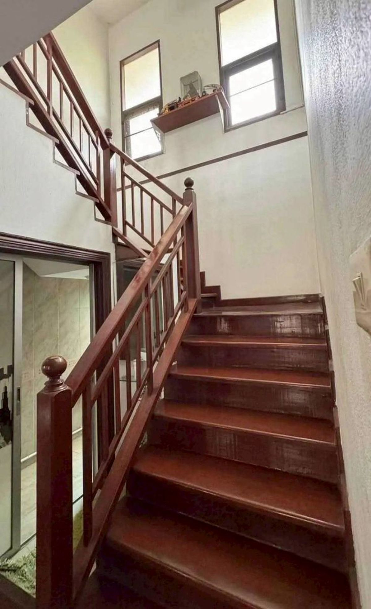 ขายบ้านมีนบุรี-ร่มเกล้า : ขายบ้านเดี่ยว 𝟮 ชั้น มบ.จันทร์บัวสวย 𝟱𝟬 ตารางวา 𝟯 ห้องนอน ติดถนนสุวินทวงศ์ แขวงแสนแสบ เขตมีนบุรี กรุงเทพมหานคร