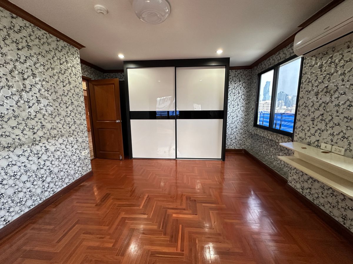 For SaleCondoSilom, Saladaeng, Bangrak : ✨ Siphaya River View – Luxury Riverside Condo Spacious 3-bedroom unit with private parking, perfect for families. Prime location with easy access — just 900 meters to MRT Hua Lamphong.