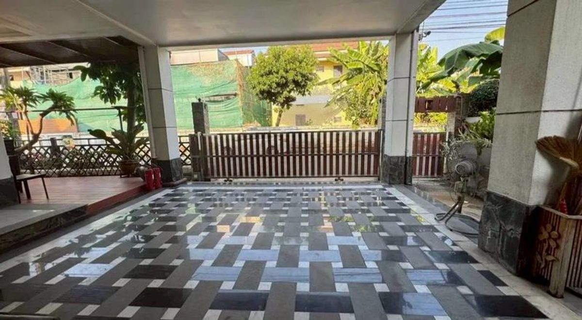 ขายบ้านมีนบุรี-ร่มเกล้า : ขายบ้านเดี่ยว 𝟮 ชั้น มบ.จันทร์บัวสวย 𝟱𝟬 ตารางวา 𝟯 ห้องนอน ติดถนนสุวินทวงศ์ แขวงแสนแสบ เขตมีนบุรี กรุงเทพมหานคร