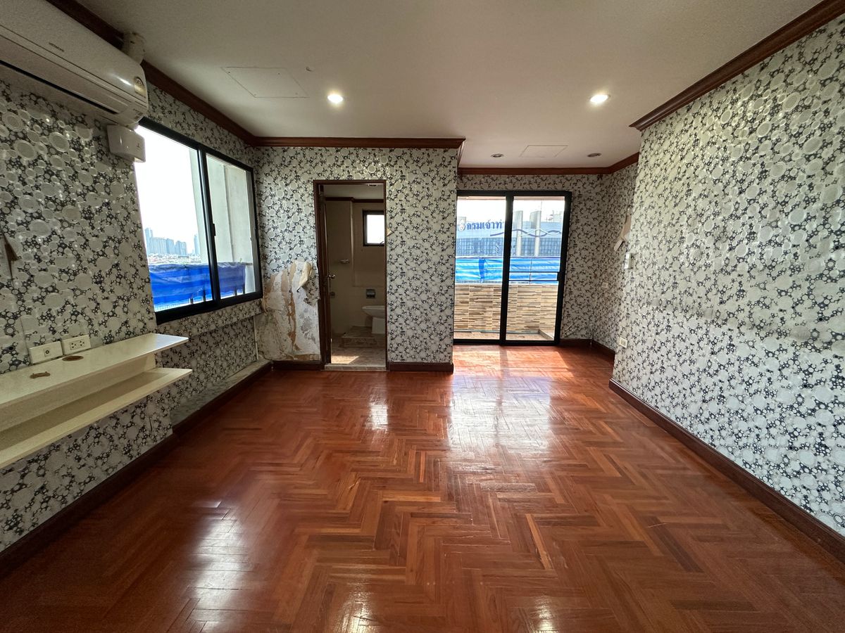 For SaleCondoSilom, Saladaeng, Bangrak : ✨ Siphaya River View – Luxury Riverside Condo Spacious 3-bedroom unit with private parking, perfect for families. Prime location with easy access — just 900 meters to MRT Hua Lamphong.