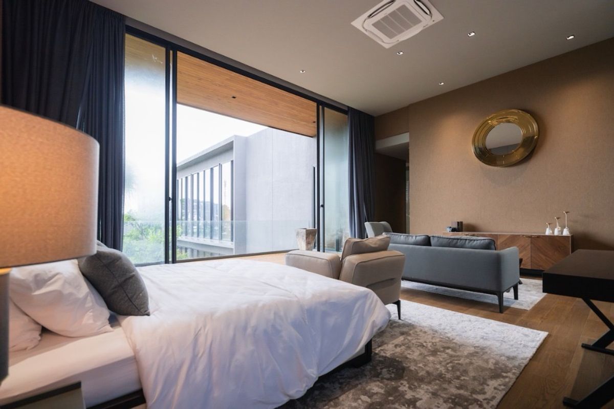 ขายบ้านโชคชัย4 ลาดพร้าว71 : 📢👇 ขายบ้านหรู  3 ชั้น พร้อมลิฟต์ และ สระว่ายน้ำ  สวนกลางบ้าน พร้อมม่านน้ำตก ทำเลดี เงียบสงบ เดินทางสะดวก ใกล้ทางด่วน 