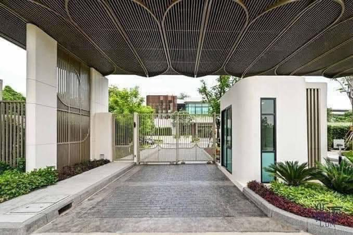 ขายทาวน์โฮมพระราม 3 สาธุประดิษฐ์ : 🔥𝐃𝐞𝐦𝐢 𝐒𝐚𝐭𝐡𝐮𝟒𝟗(เดมี่ สาธุ 𝟒𝟗)🔥 ทาวน์โฮม 𝟑.𝟓ชั้น   #แบบบ้าน𝐃𝐞𝐦𝐢𝟖  หน้ากว้าง 𝟖 เมตร  มาพร้อมลิฟต์ส่วนตัว ใกล้ 𝐤𝐢𝐧𝐠’𝐬 𝐜𝐨𝐥𝐥𝐞𝐠𝐞 𝐢𝐧𝐭𝐞𝐫𝐧𝐚𝐭𝐢𝐨𝐧𝐚𝐥 𝐬𝐜𝐡𝐨𝐨𝐥  ซื้อหลังนี้  หิ้วกระเป๋าเข้าอยู่ได้เลย  #ไม่ต้องเสี่ยงกับ