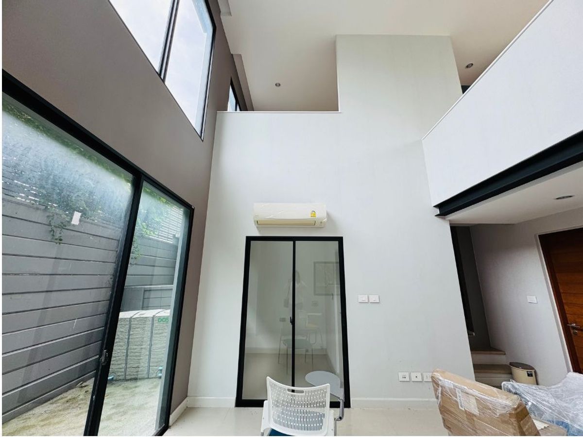 For SaleTownhomePattanakan, Srinakarin : Urgent sale! Nirvana Define corner townhome, Srinakarin - Rama 9 project, next to the main road, Krungthep Kreetha, convenient to travel near the city near the sky train!  Big house Type C - Define230 • 3.5 Townhome, Land Area 31.9 sq.w. Usable area 230 s