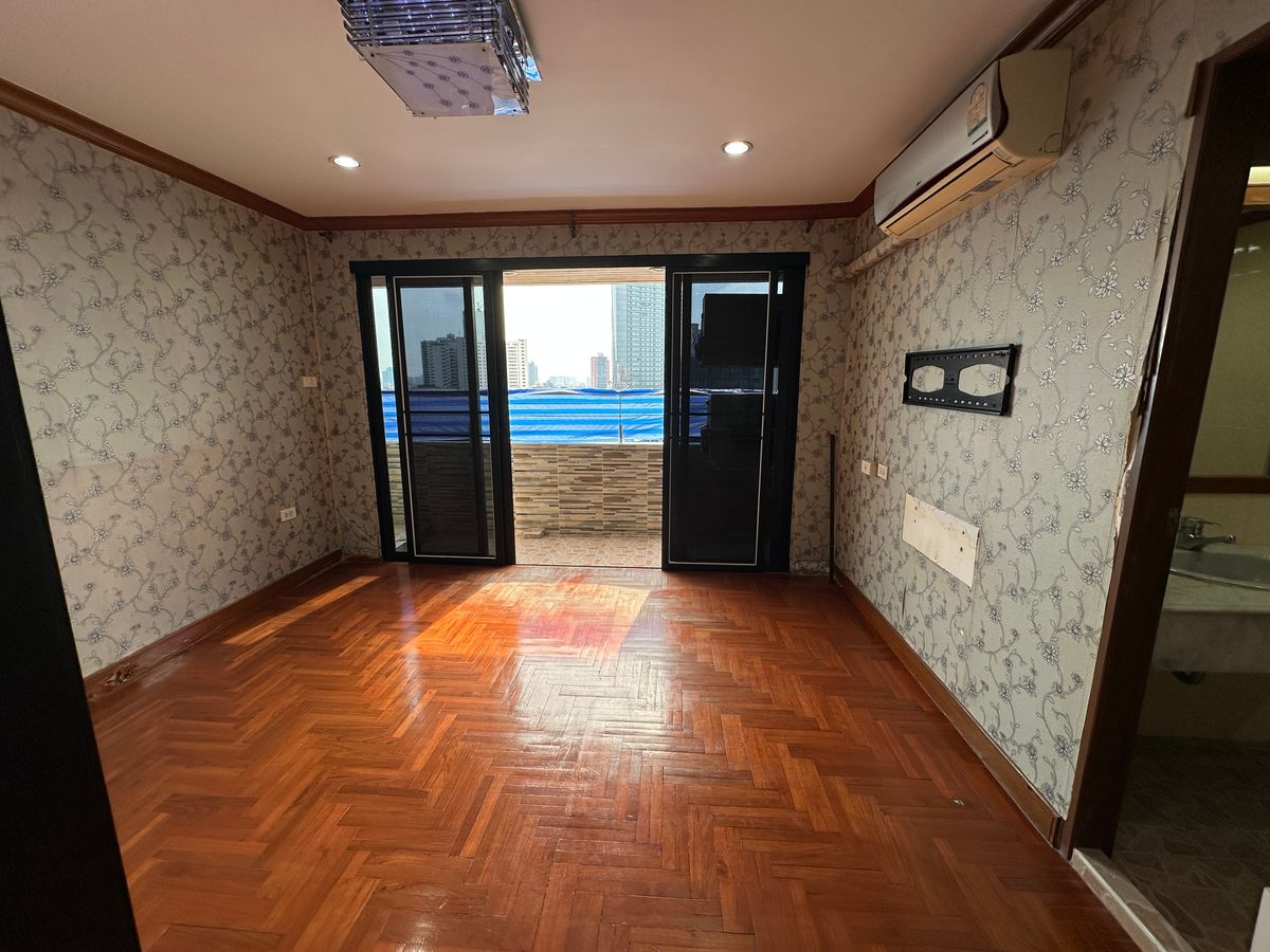 For SaleCondoSilom, Saladaeng, Bangrak : ✨ Siphaya River View – Luxury Riverside Condo Spacious 3-bedroom unit with private parking, perfect for families. Prime location with easy access — just 900 meters to MRT Hua Lamphong.