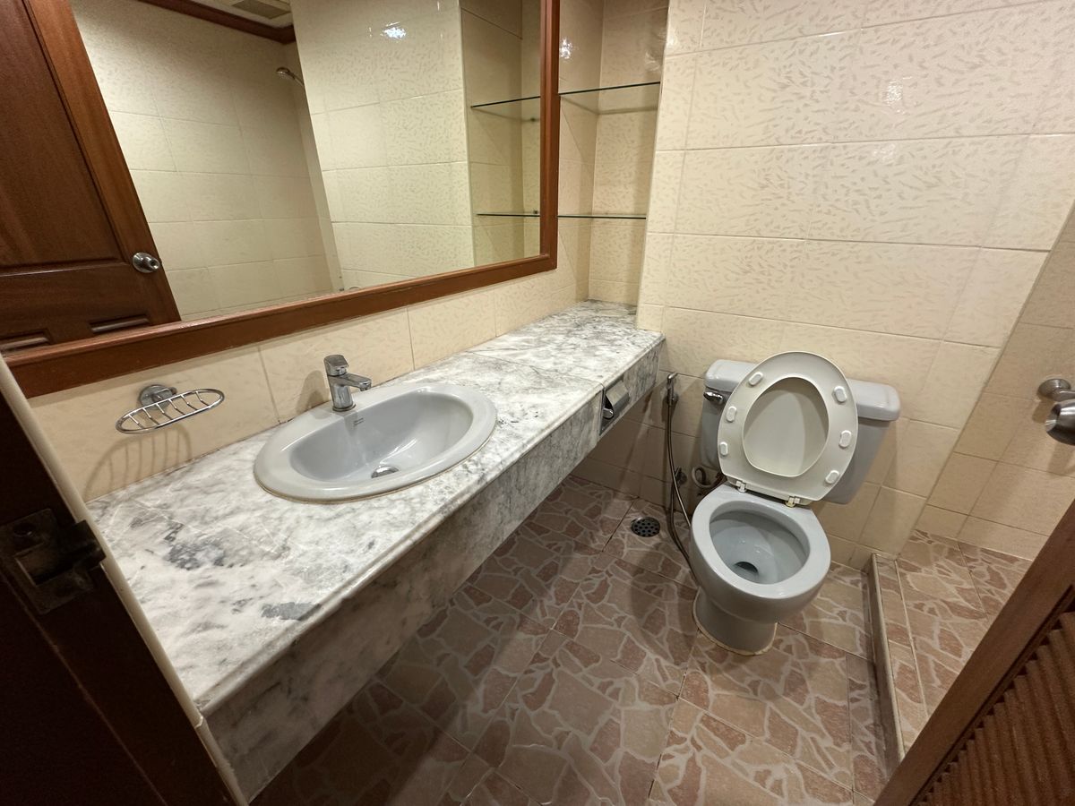 For SaleCondoSilom, Saladaeng, Bangrak : ✨ Siphaya River View – Luxury Riverside Condo Spacious 3-bedroom unit with private parking, perfect for families. Prime location with easy access — just 900 meters to MRT Hua Lamphong.