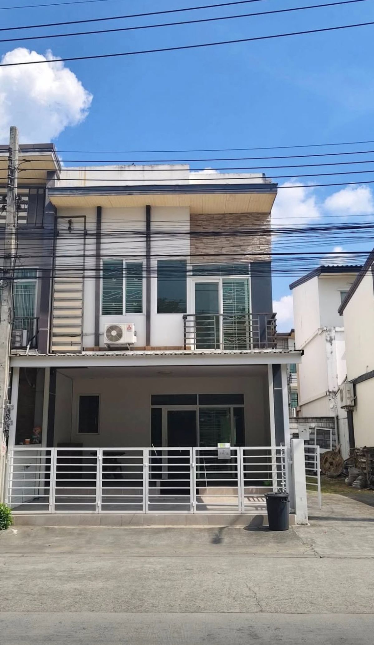 ให้เช่าทาวน์โฮมมีนบุรี-ร่มเกล้า : ให้เช่าทาวน์โฮม กัสโต้ รามคำแหง เฟอร์ครบ ใกล้ MRT ตลาดมีนบุรี, The mall บางกะปิ 