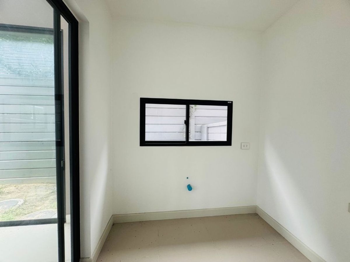 For SaleTownhomePattanakan, Srinakarin : Urgent sale! Nirvana Define corner townhome, Srinakarin - Rama 9 project, next to the main road, Krungthep Kreetha, convenient to travel near the city near the sky train!  Big house Type C - Define230 • 3.5 Townhome, Land Area 31.9 sq.w. Usable area 230 s