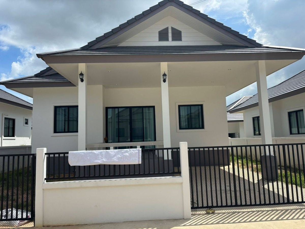 For RentHouseRayong : Rent a single-story house, The Village 8, Terry Rayong, Nikhom Phatthana Soi 3, please contact 082-3223695.