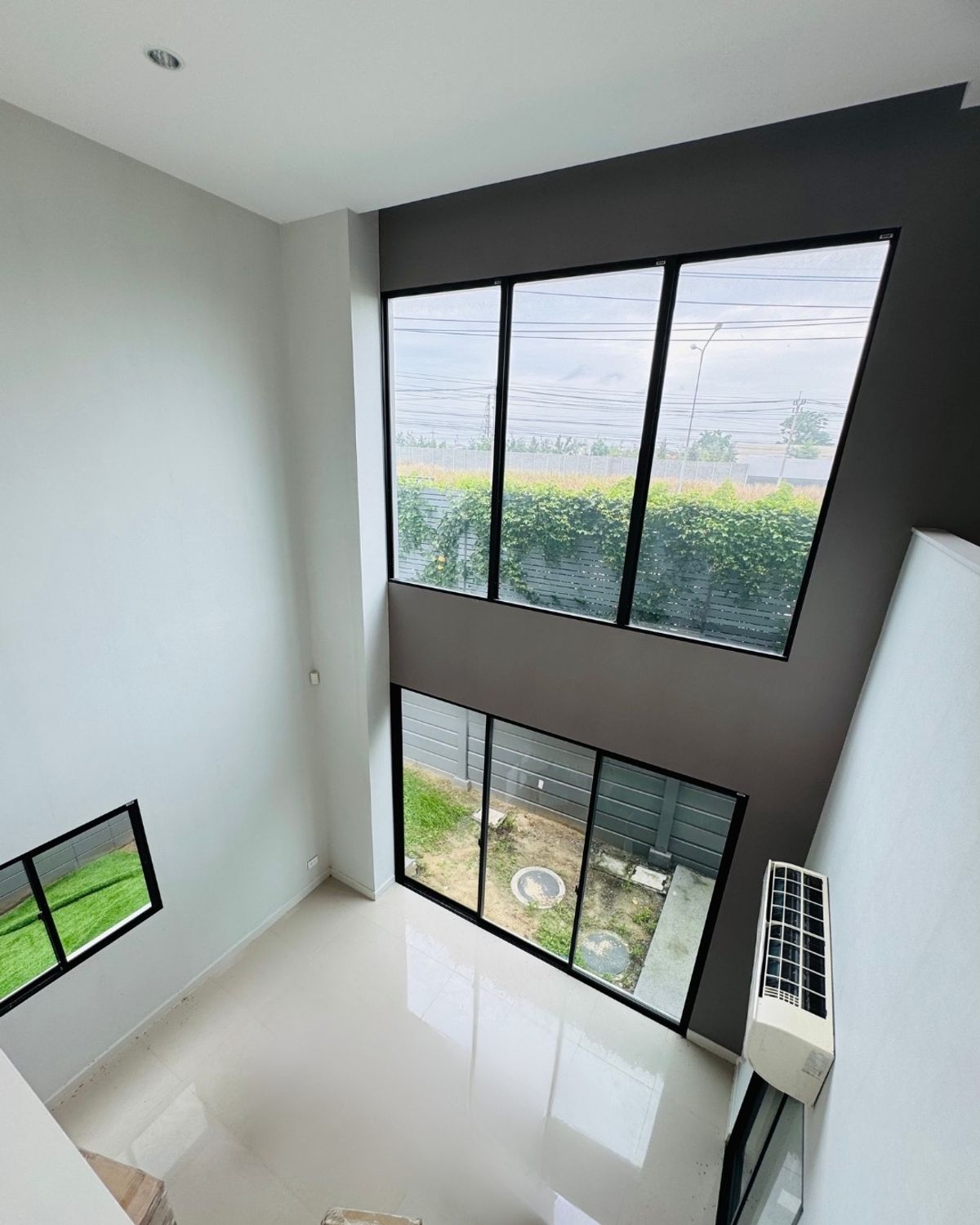 For SaleTownhomePattanakan, Srinakarin : Urgent sale! Nirvana Define corner townhome, Srinakarin - Rama 9 project, next to the main road, Krungthep Kreetha, convenient to travel near the city near the sky train!  Big house Type C - Define230 • 3.5 Townhome, Land Area 31.9 sq.w. Usable area 230 s