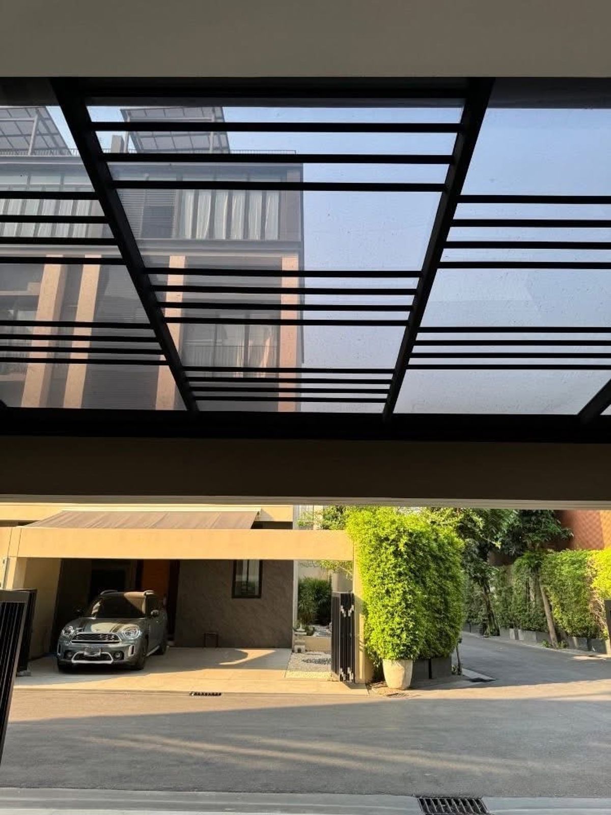 ทาวน์โฮมพระราม 9 เพชรบุรีตัดใหม่ RCA :  ♦ Pet Friendly Townhome ♦ 3.5 ชั้น ขนาดที่ดิน 31.00 ตร.ว. พื้นที่ใช้สอย 250.00 ตร.ม. | 3 ห้องนอน 3 ห้องน้ำ | ใกล้ ศูนย์การค้า (The Nine, เดอะมอลล์ บางกะปิ, Market Place)