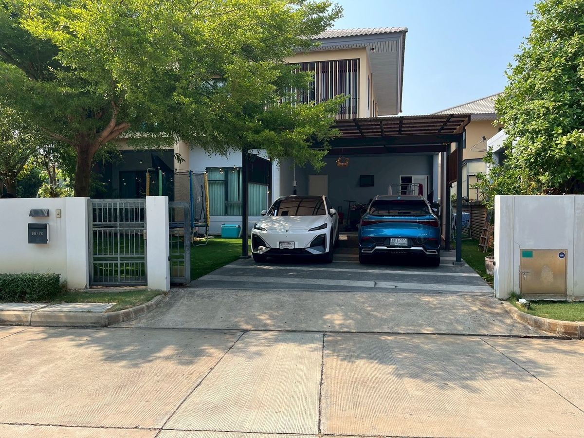 For SaleHousePathum Thani,Rangsit, Thammasat : 📌 Luxury Large Single House for Sale in Burasiri Rangsit, Corner Plot, 90 sq.wah (360 sqm), 4 Bedrooms, 5 Bathrooms, 1 Maid’s Room. Special Price: Only 10.5 Million Baht! (from original 11.7 MB)