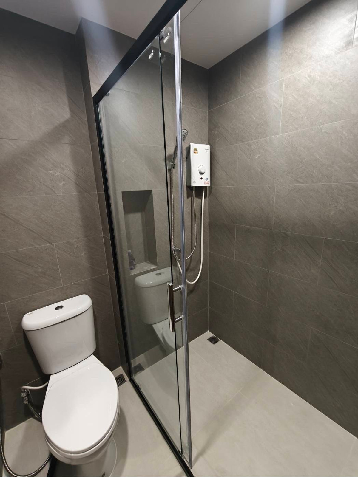 For RentCondoRamkhamhaeng, Hua Mak : 🔥 Condo for rent, The Living Ramkhamhaeng, Floor 17, Swimming Pool View, Full Dress !! 🔥