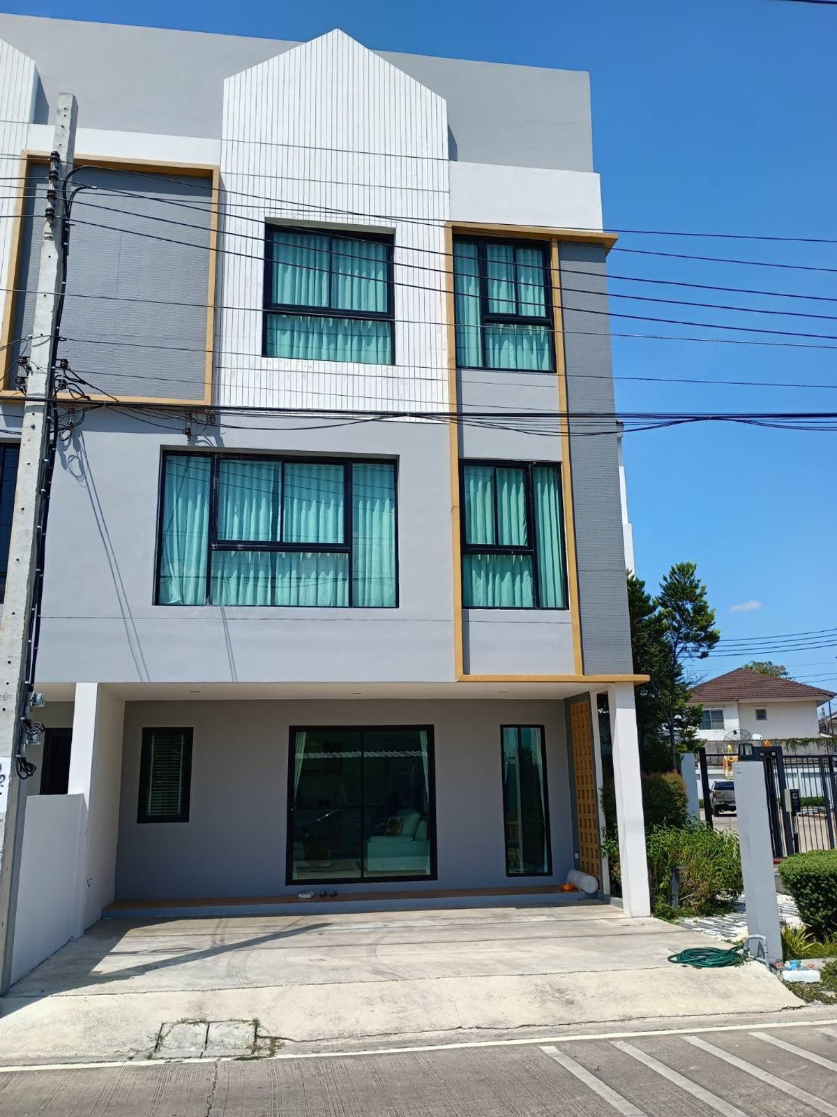 For RentTownhomeNonthaburi, Bang Yai, Bangbuathong : Townhome can make an office, near DBS, close to shopping mall, on main road, 3 bedrooms.