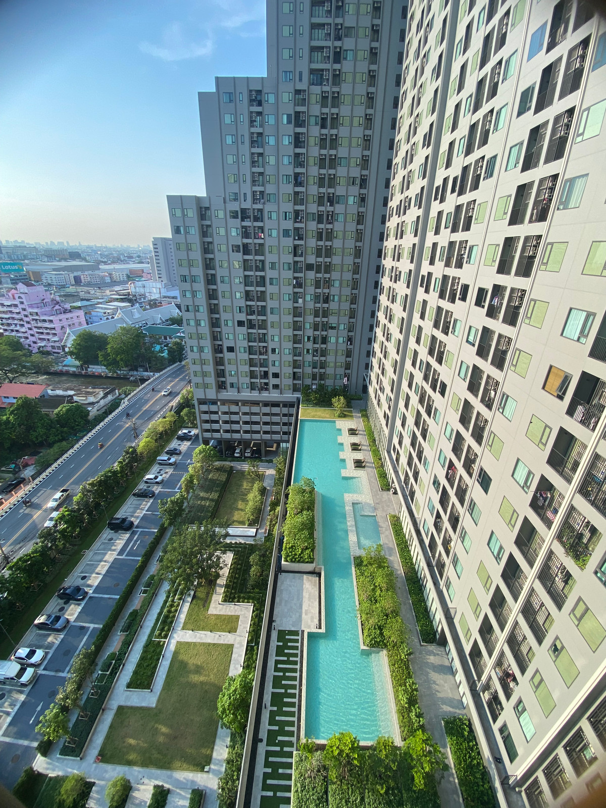 For RentCondoRamkhamhaeng, Hua Mak : 🔥 Condo for rent, The Living Ramkhamhaeng, Floor 17, Swimming Pool View, Full Dress !! 🔥