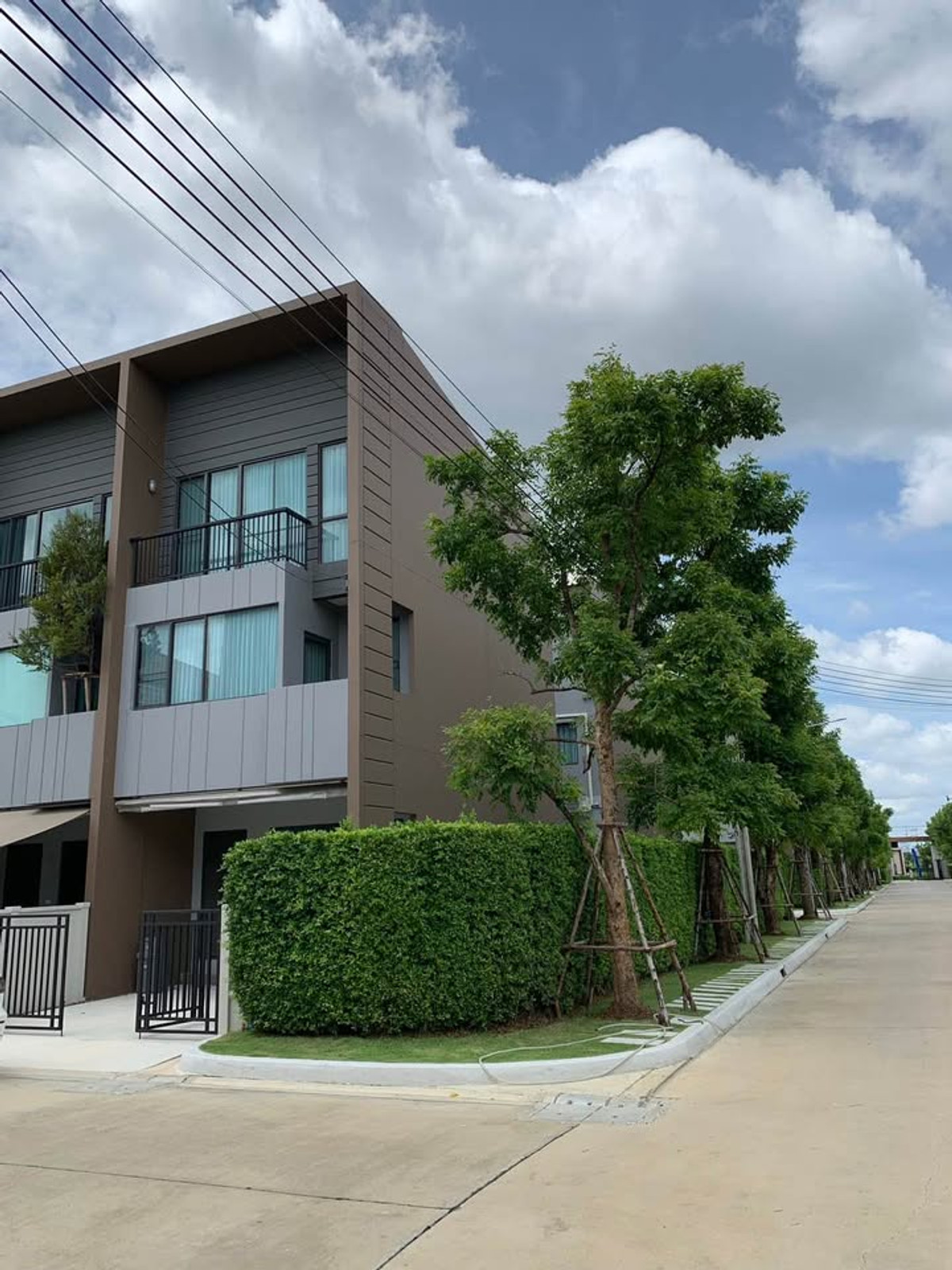 ให้เช่าทาวน์โฮมพระราม 5 ราชพฤกษ์ บางกรวย : ทาวน์โฮม ดีไซน์ สมัยใหม่ เลี้ยงสัตว์ได้ หลังมุม 3ชั้น ขับรถ 5นาที ถึงเซ็นทรัล เวสวิวล์ 