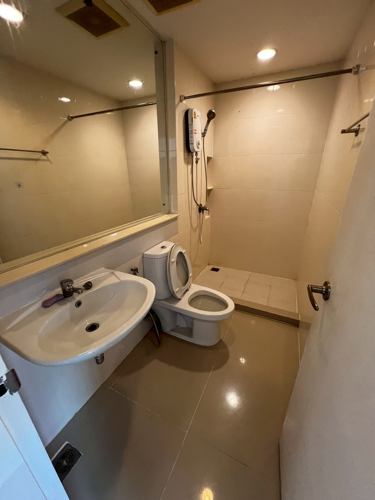 For RentTownhomeRattanathibet, Sanambinna : Townhome pets allowed, 3 floors, opposite Central Rattanathibet, 5 minutes walk to the BTS