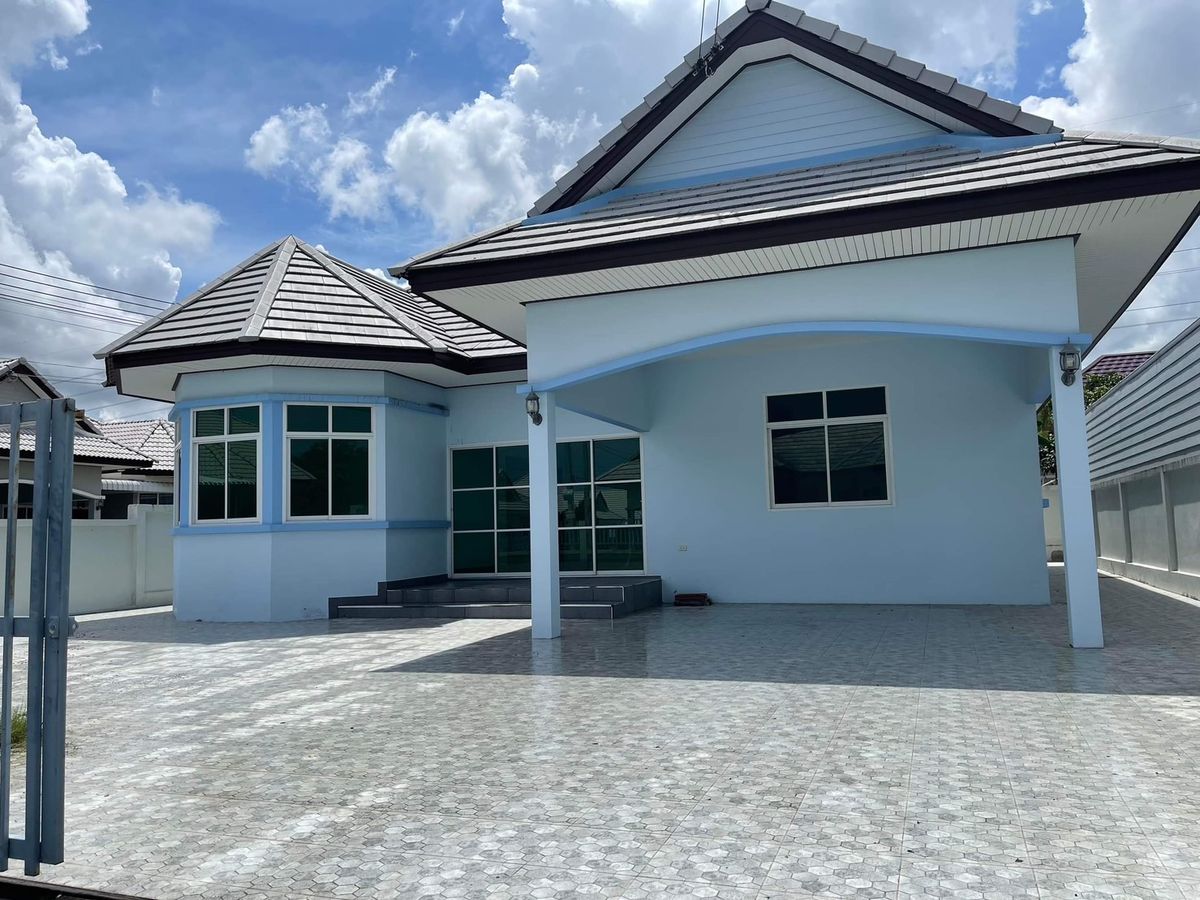 For RentHousePattaya, Bangsaen, Chonburi : Single house for rent, no furniture, with parking (S03-1237)