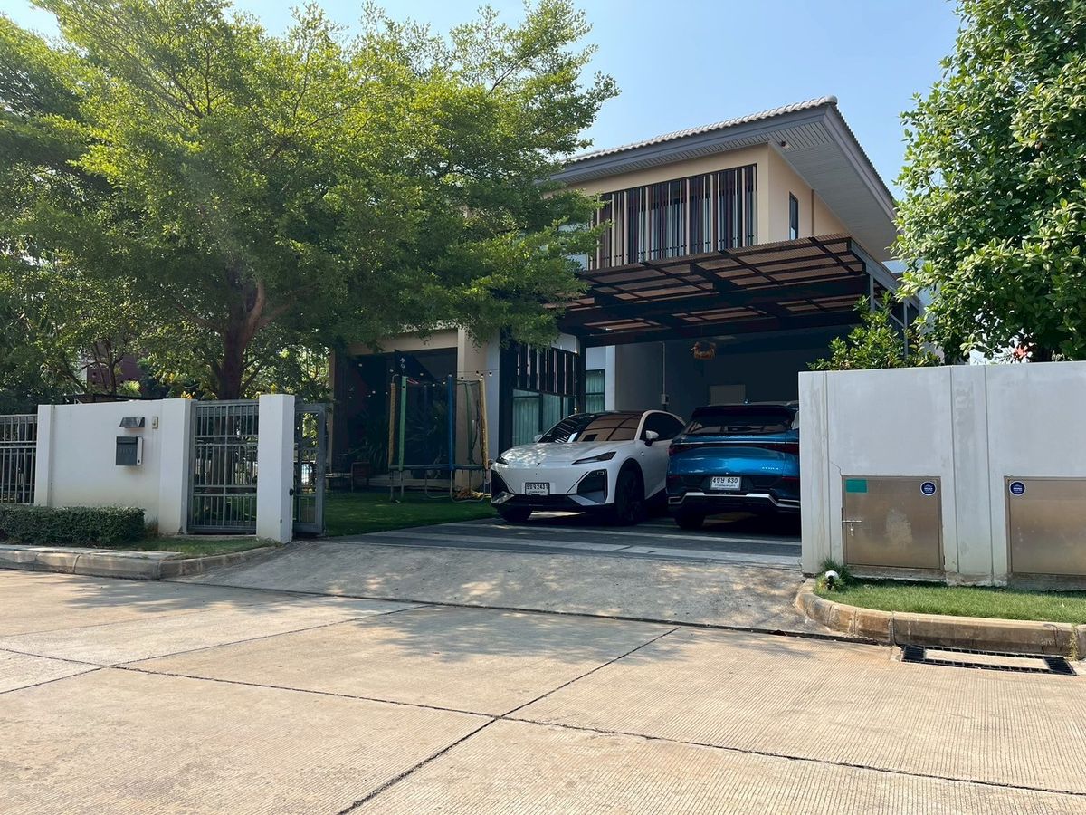 For SaleHousePathum Thani,Rangsit, Thammasat : 📌 Luxury Large Single House for Sale in Burasiri Rangsit, Corner Plot, 90 sq.wah (360 sqm), 4 Bedrooms, 5 Bathrooms, 1 Maid’s Room. Special Price: Only 10.5 Million Baht! (from original 11.7 MB)