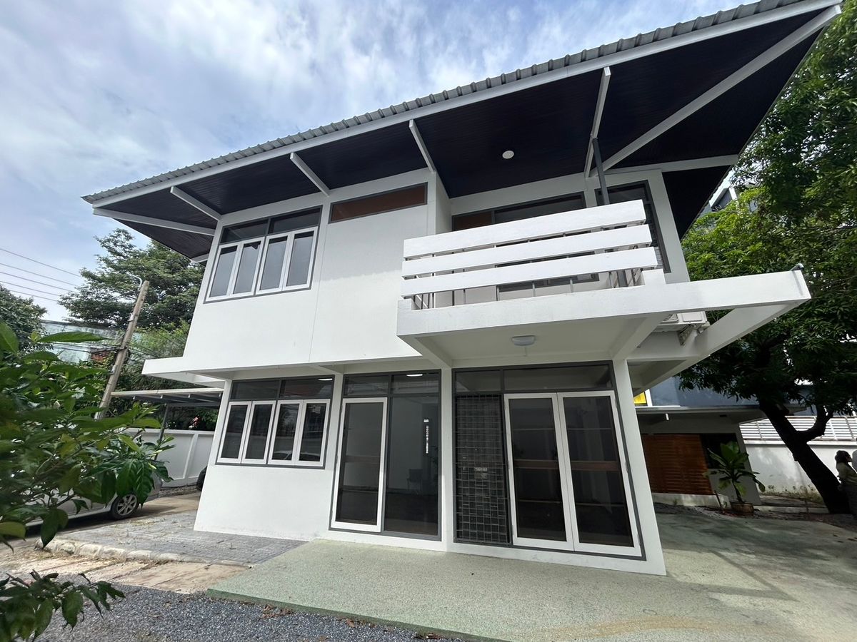 For RentHouseSukhumvit, Asoke, Thonglor : 2 storey detached house for rent Sukhumvit Road 60 Some air conditioners There are 3 bedrooms, 2 bathrooms, 1 housekeeper. Rental price 75,000 baht per month
