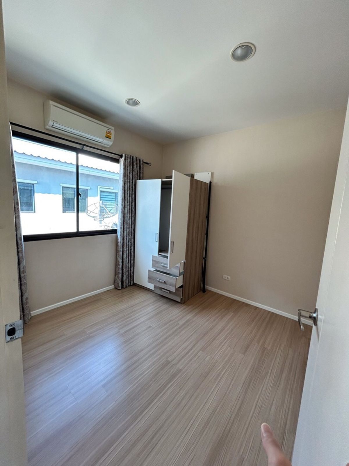 For RentTownhomeRattanathibet, Sanambinna : Townhome pets allowed, 3 floors, opposite Central Rattanathibet, 5 minutes walk to the BTS