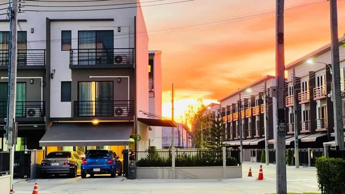 ขายทาวน์โฮมพัฒนาการ ศรีนครินทร์ : ขายทาวน์โฮม บ้านกลางเมือง ศรีนครินทร์ - อ่อนนุช หลังมุม มีพื้นที่ปลูกต้นไม้ นั่งเล่น ใกล้เอกมัย ทองหล่อ
