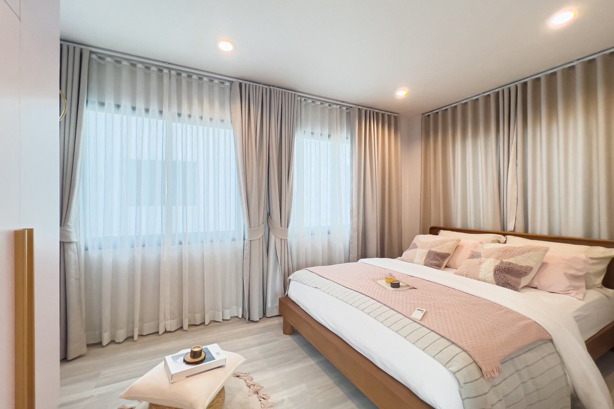 For RentTownhomeNonthaburi, Bang Yai, Bangbuathong : Townhome can make an office, near DBS, close to shopping mall, on main road, 3 bedrooms.