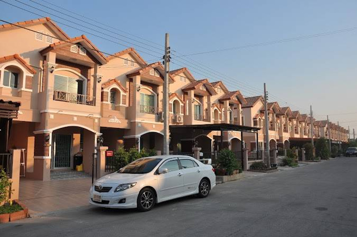 ให้เช่าทาวน์โฮมนนทบุรี บางใหญ่ บางบัวทอง : ทาวน์โฮม รีโนเวทใหม่ 3ห้องนอน จากถนนกาญจนา 500เมตร ซอยวัดลาดปลาดุก