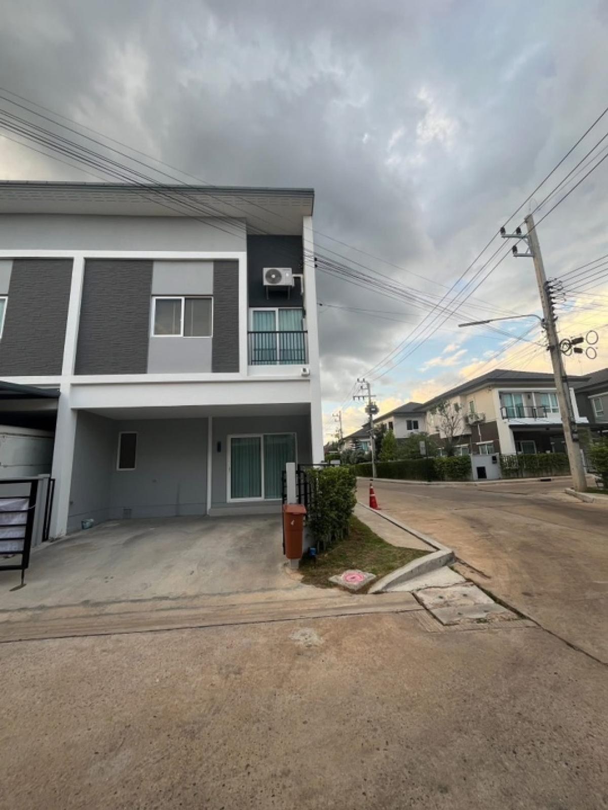 For RentTownhomeKhon Kaen : Ton18 for rent, townhome, Apinit Khon Kaen Village, interested in contacting Khun Ton 061-4925950LINEID Suriya2025