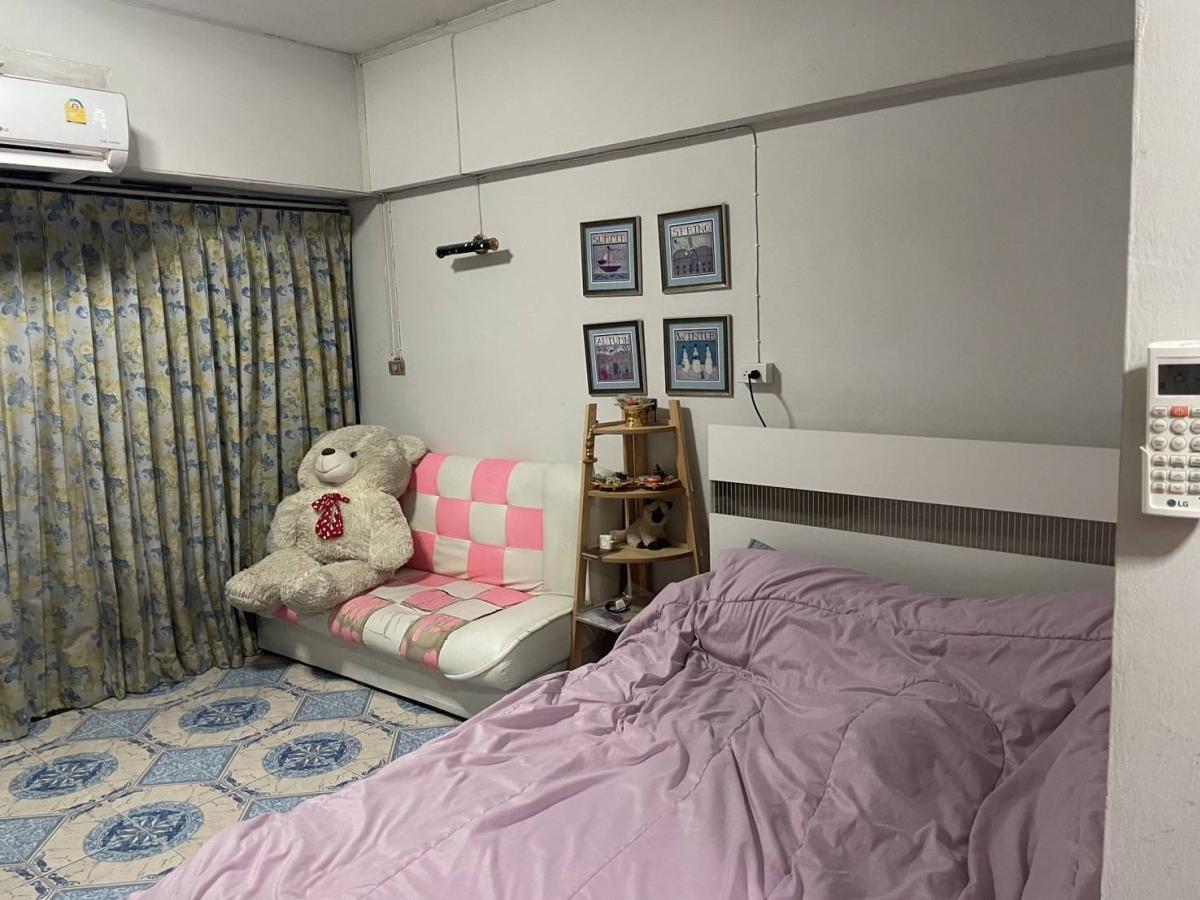 For SaleCondoLadprao, Central Ladprao : Selling 1,050,000 baht Four Street Condo Soi Phahonyothin 24 Intersection 2-3 floors 9 Room 28 square meters. Studio has a balcony.