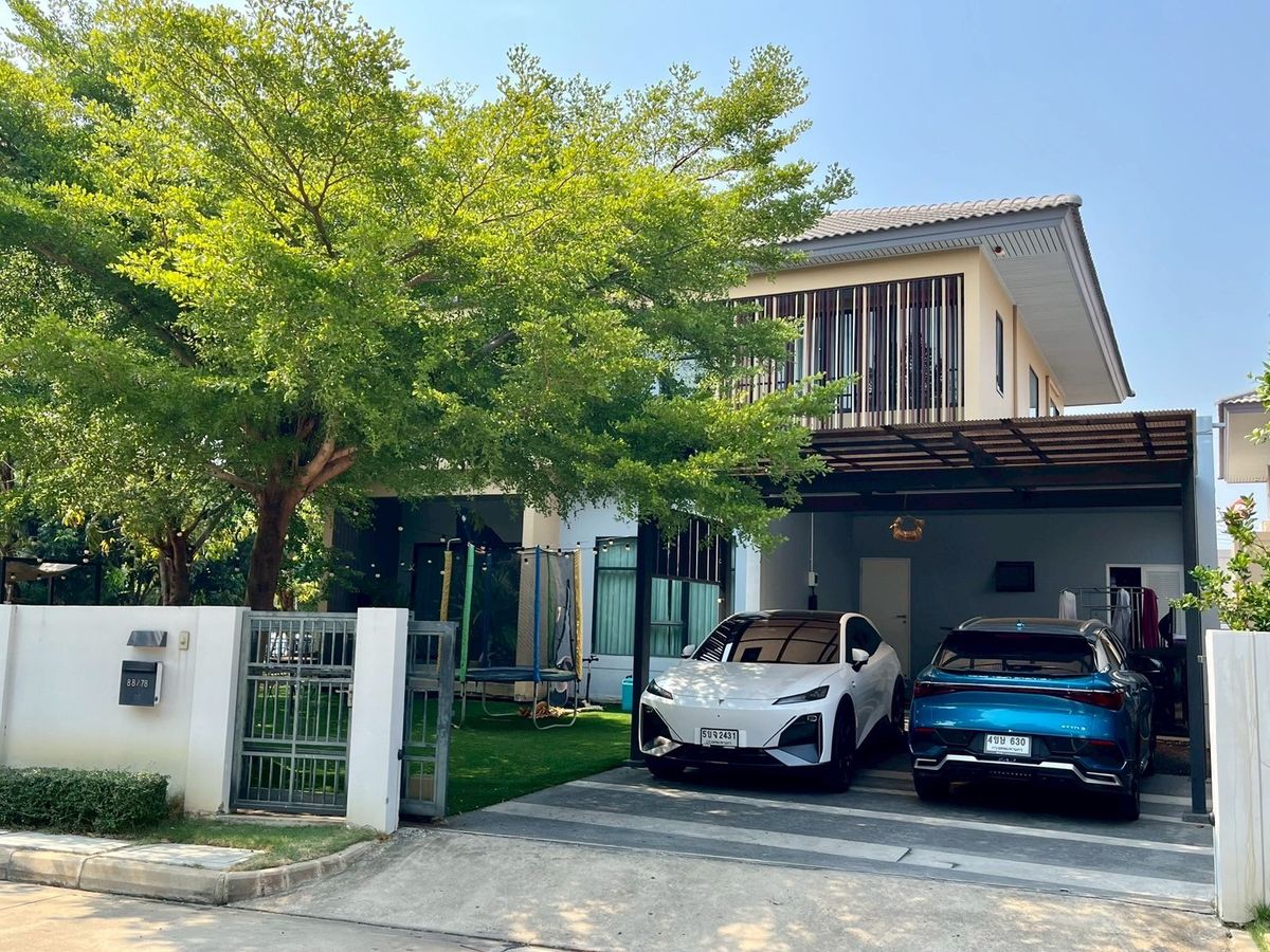For SaleHousePathum Thani,Rangsit, Thammasat : 📌 Luxury Large Single House for Sale in Burasiri Rangsit, Corner Plot, 90 sq.wah (360 sqm), 4 Bedrooms, 5 Bathrooms, 1 Maid’s Room. Special Price: Only 10.5 Million Baht! (from original 11.7 MB)