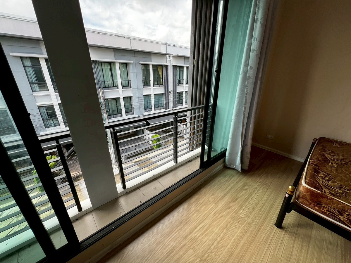 For RentTownhomeRattanathibet, Sanambinna : Townhome pets allowed, 3 floors, opposite Central Rattanathibet, 5 minutes walk to the BTS