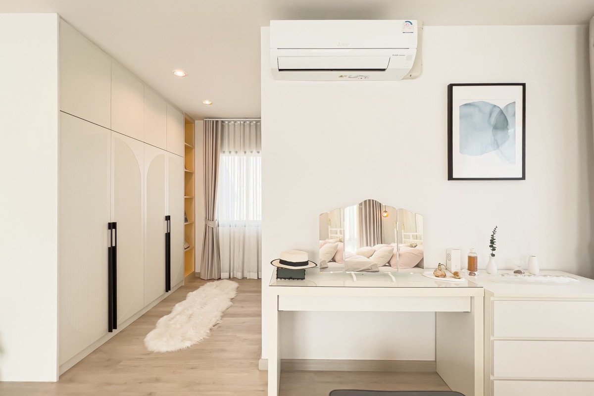 For RentTownhomeNonthaburi, Bang Yai, Bangbuathong : Townhome can make an office, near DBS, close to shopping mall, on main road, 3 bedrooms.