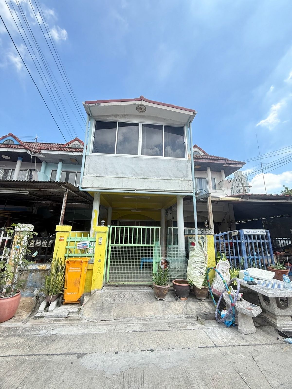 ขายทาวน์โฮมมีนบุรี-ร่มเกล้า : ทาวน์โฮม ซอยราษฎร์พัฒนา 1 / 2 ห้องนอน (ขายพร้อมผู้เช่า), Townhome Soi Rat Phatthana 1 / 2 Bedrooms (SALE WITH TENANT) AA380