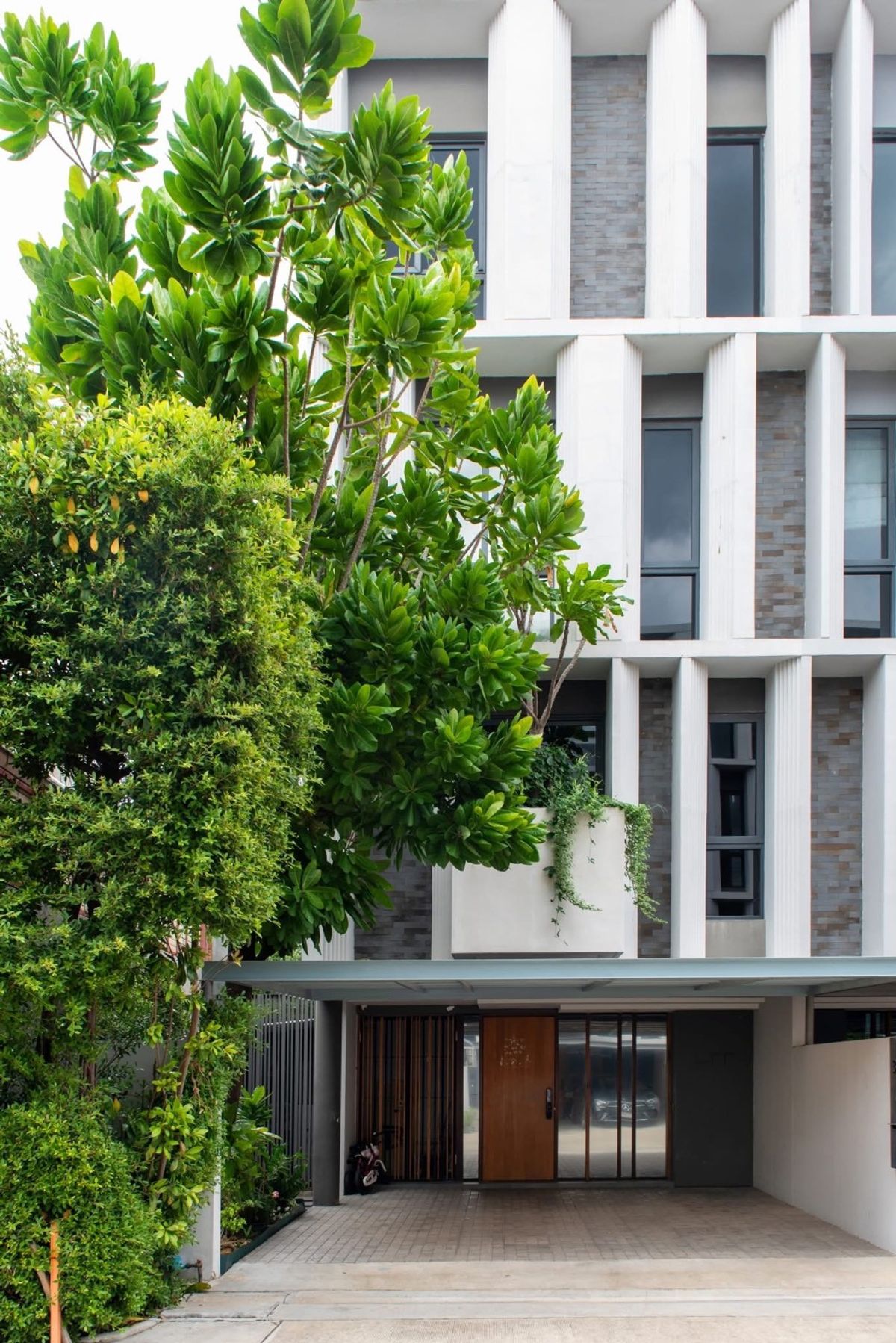 ให้เช่าทาวน์โฮมลาดพร้าว เซ็นทรัลลาดพร้าว : 🏡 ให้เช่า! ทาวน์โฮม 4ชั้น  Pool Villa สุดหรู หลังมุม พร้อมสระส่วนตัว ใจกลางลาดพร้าว–โชคชัย 4 🏷️ ค่าเช่าเพียง 65,000 บาท/เดือน  | เฟอร์ฯครบ พร้อมอยู่!