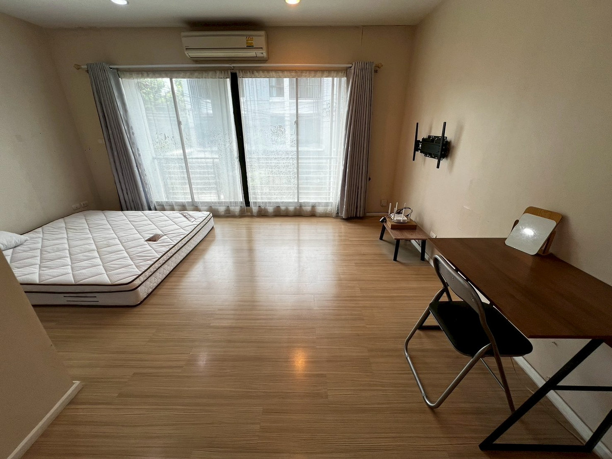 For RentTownhomeRattanathibet, Sanambinna : Townhome pets allowed, 3 floors, opposite Central Rattanathibet, 5 minutes walk to the BTS