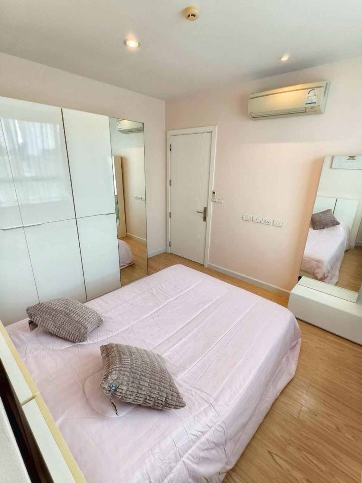 ให้เช่าคอนโดพระราม 9 เพชรบุรีตัดใหม่ RCA : For Rent : TC-Green Condominium
( MRT Phara Rama 9 , 42 Sqm , 
21st Floor )