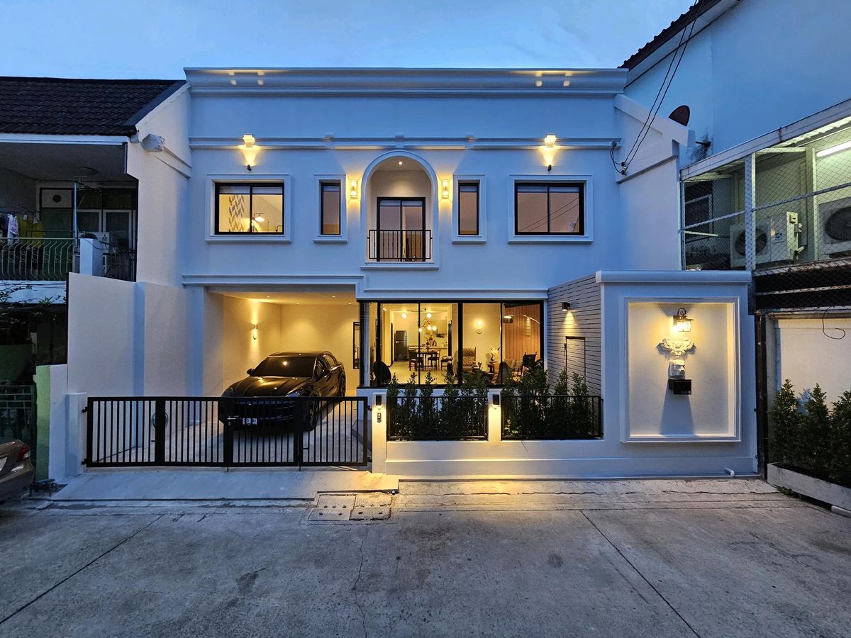 ให้เช่าทาวน์โฮมอ่อนนุช อุดมสุข : ด่วน! บ้านสวยพึ่ง Renovate เสร็จ STYLE MODERN CLASSIC (34 sqwa)  แถวซ.ปรดี 42 (เจ้าของปล่อยเอง)