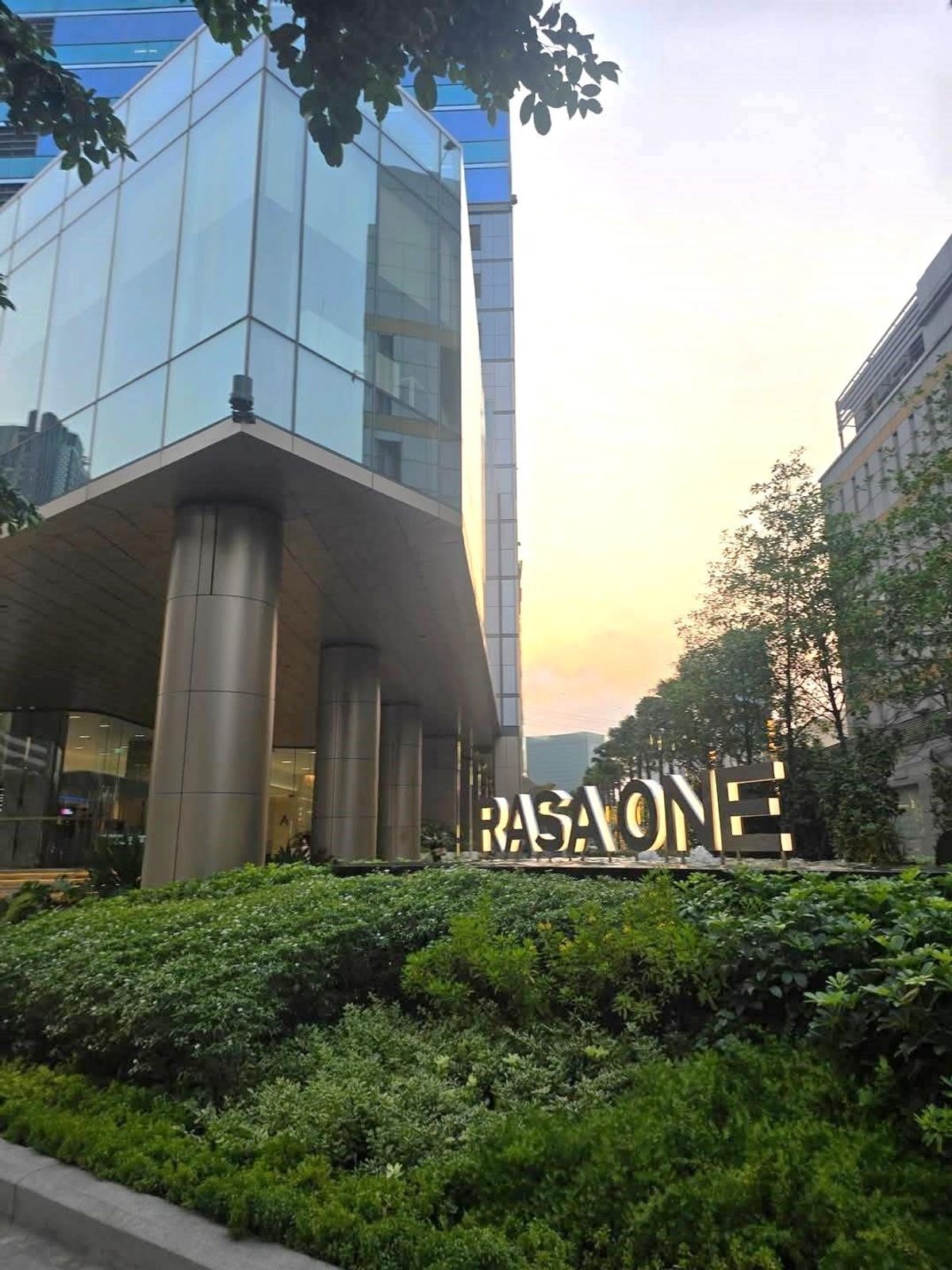 ให้เช่าสำนักงานลาดพร้าว เซ็นทรัลลาดพร้าว : Line: @zimple_asset พื้นที่ออฟฟิศให้เช่าในตึกRASA ONE ย่านพหลโยธิน ด้วยทำเลใกล้รถไฟฟ้า ภายในตัวอาคารมีความหรูหรา ทันสมัย พร้อมร้านค้าและร้านอาหารมากมาย