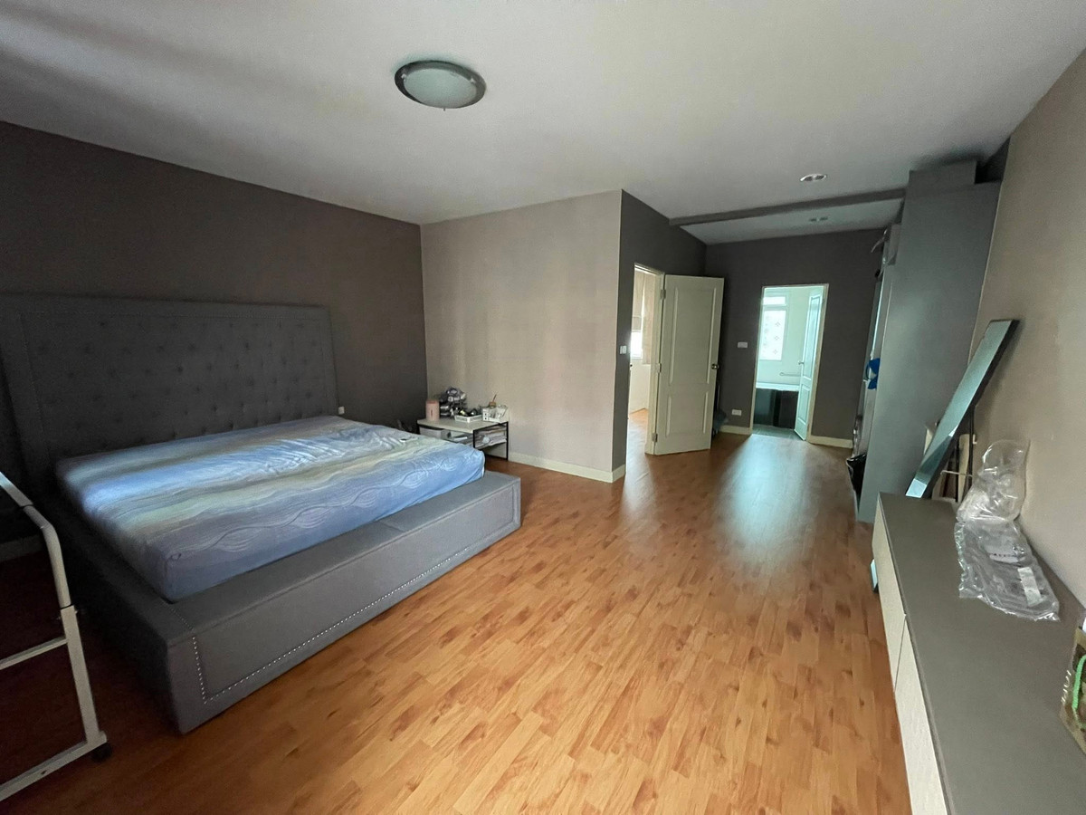 For RentTownhomeRama5, Ratchapruek, Bangkruai : Townhome behind The Walk, less than 5 minutes walk. 4 bedrooms, fully furnished.