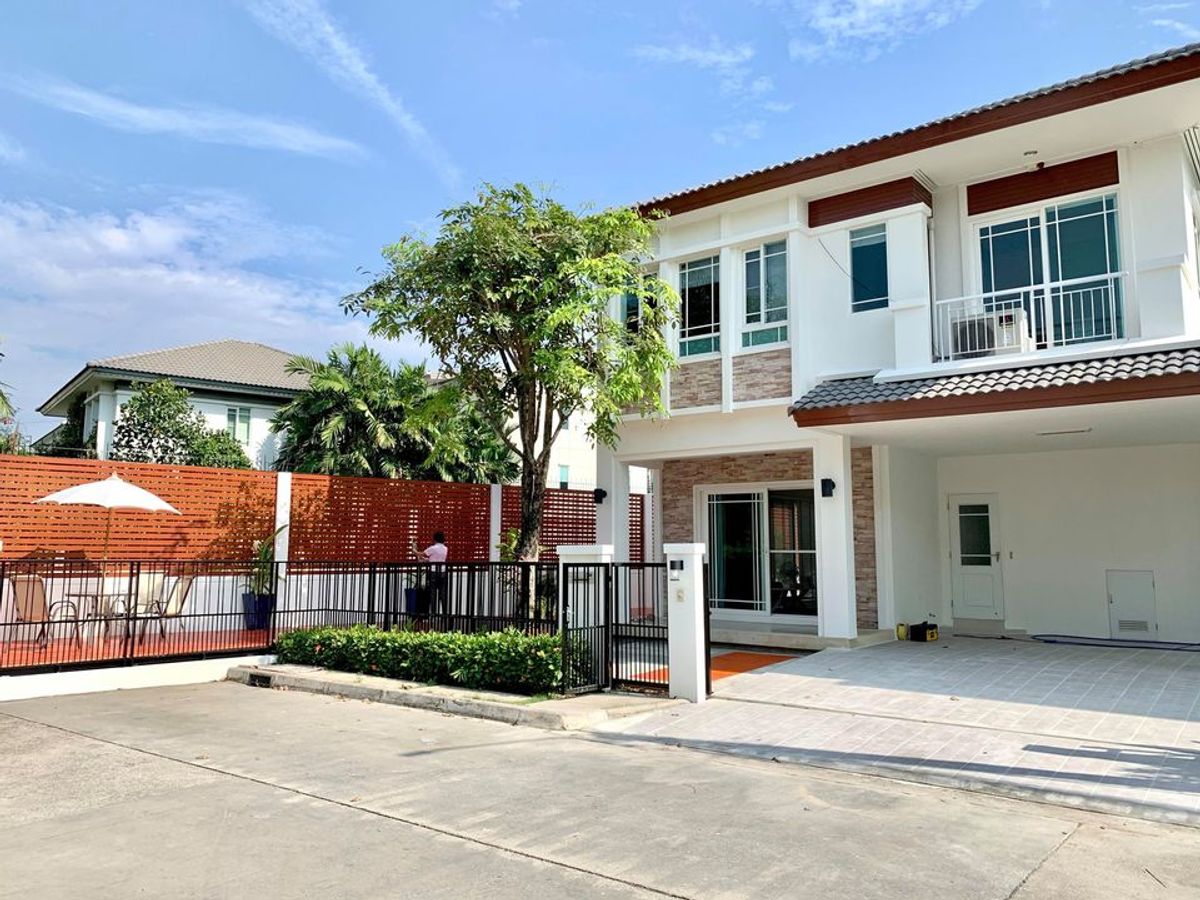 For RentHousePattanakan, Srinakarin : 2 storey detached house for rent, Manthana Village, Rama 9, Srinakarin Soi, Krungthep Kreetha 7, after the rental corner