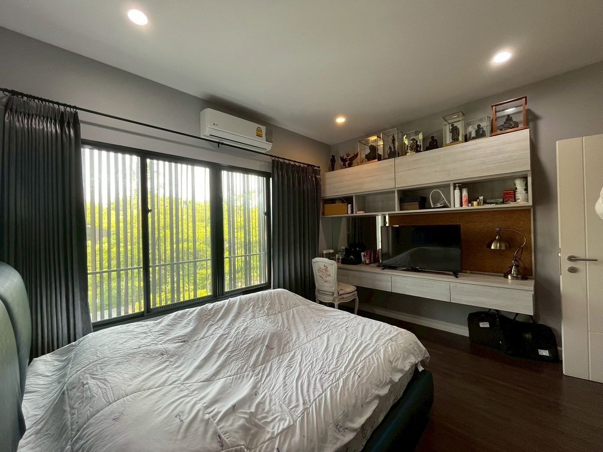 For SaleHousePathum Thani,Rangsit, Thammasat : 📌 Luxury Large Single House for Sale in Burasiri Rangsit, Corner Plot, 90 sq.wah (360 sqm), 4 Bedrooms, 5 Bathrooms, 1 Maid’s Room. Special Price: Only 10.5 Million Baht! (from original 11.7 MB)