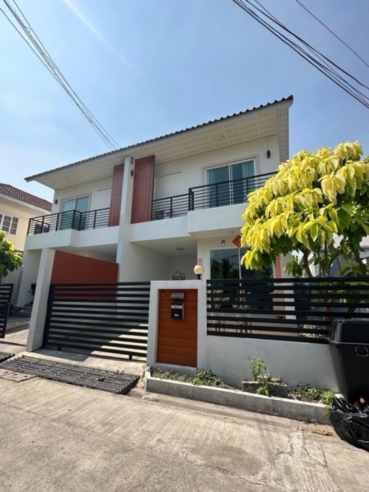ให้เช่าบ้านรัชดา ห้วยขวาง : 🏡 ให้เช่าบ้าน รัชดา 42 
ใกล้ BTS รัชโยธินเเละMrt ลาดพร้าว 🚝
- รถไฟฟ้าสายสีเหลือง สถานีลาดพร้าว🚈🟡