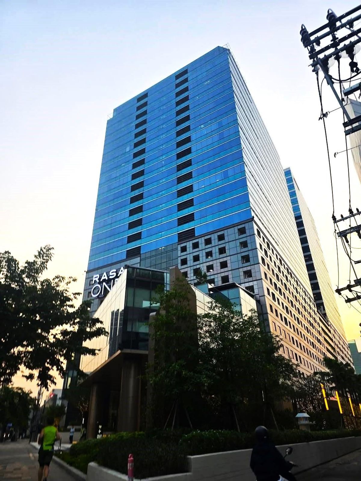 ให้เช่าสำนักงานลาดพร้าว เซ็นทรัลลาดพร้าว : Line: @zimple_asset พื้นที่ออฟฟิศให้เช่าในตึกRASA ONE ย่านพหลโยธิน ด้วยทำเลใกล้รถไฟฟ้า ภายในตัวอาคารมีความหรูหรา ทันสมัย พร้อมร้านค้าและร้านอาหารมากมาย