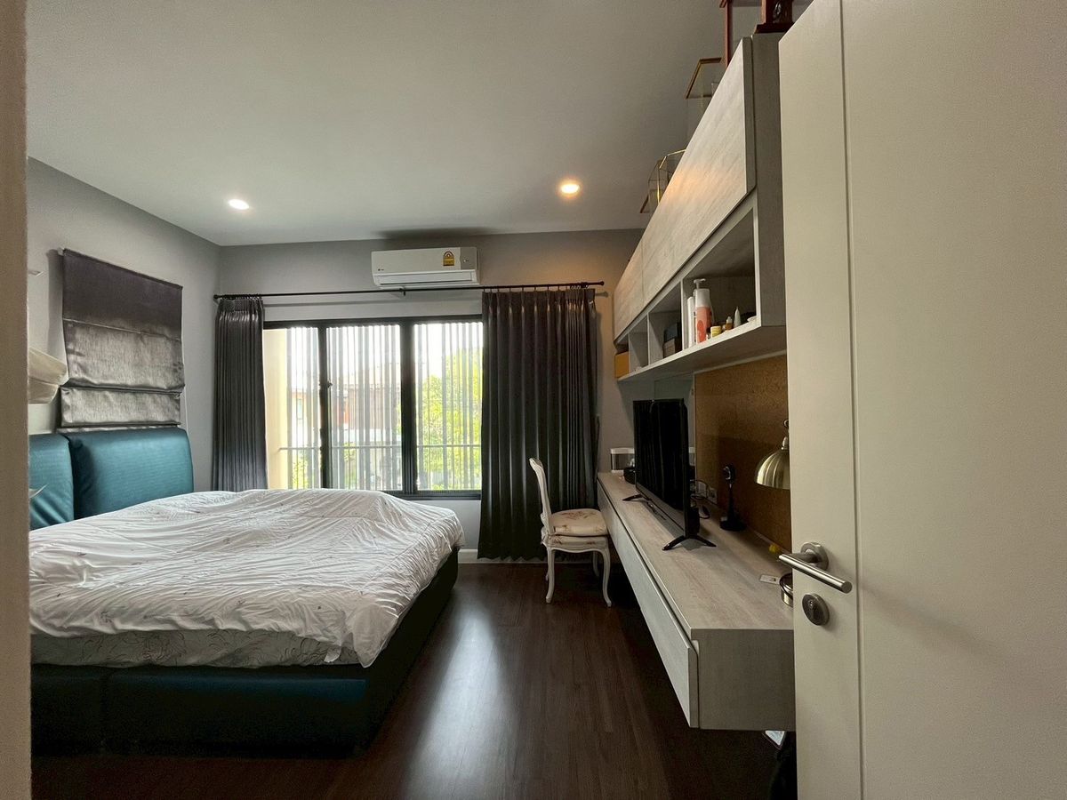 For SaleHousePathum Thani,Rangsit, Thammasat : 📌 Luxury Large Single House for Sale in Burasiri Rangsit, Corner Plot, 90 sq.wah (360 sqm), 4 Bedrooms, 5 Bathrooms, 1 Maid’s Room. Special Price: Only 10.5 Million Baht! (from original 11.7 MB)