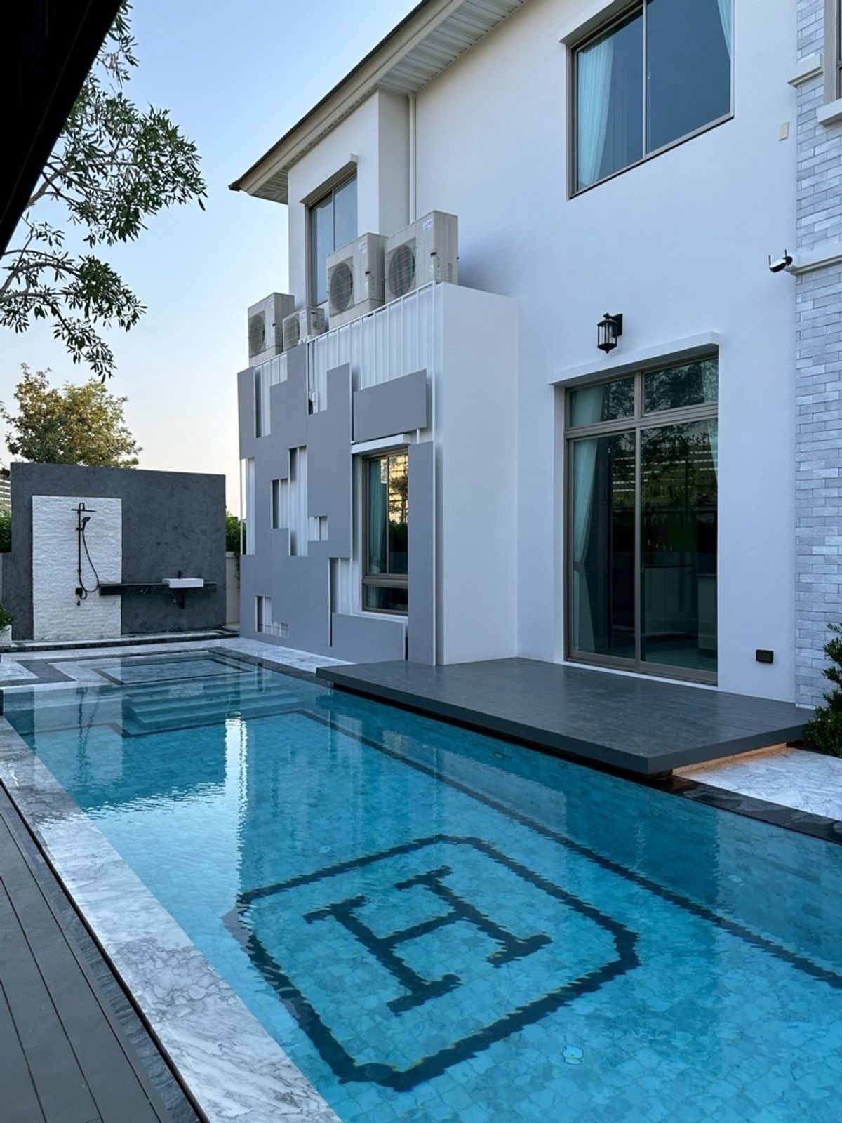 บ้านลาดกระบัง สุวรรณภูมิ : ขาย/เช่า บ้านเดี่ยวหรู Super Modern Luxury Perfect Masterpiece (สร้างใหม่ พร้อมสระว่ายน้ำส่วนตัว)  พระราม9-กรุงเทพกรีฑาตัดใหม่ 