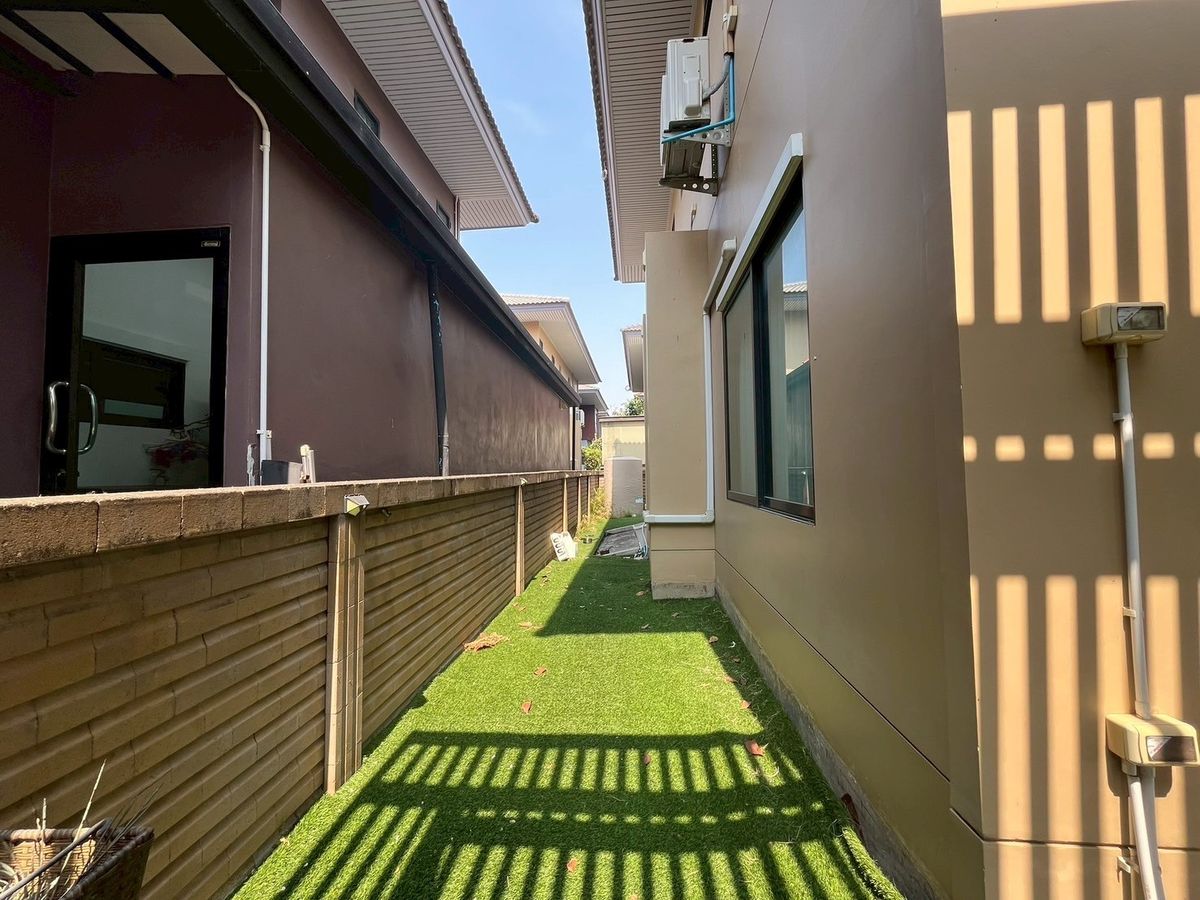 For SaleHousePathum Thani,Rangsit, Thammasat : 📌 Luxury Large Single House for Sale in Burasiri Rangsit, Corner Plot, 90 sq.wah (360 sqm), 4 Bedrooms, 5 Bathrooms, 1 Maid’s Room. Special Price: Only 10.5 Million Baht! (from original 11.7 MB)