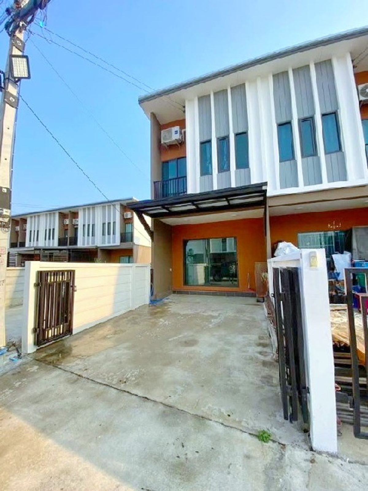 ให้เช่าทาวน์โฮมปทุมธานี รังสิต ธรรมศาสตร์ : ตลาดพึ่งสุข 2.4 กม. ตลาดชัชวาล คลอง 7 1.9กม.ให้เช่าทาวน์โฮม 2 ชั้น 19ตร.วา.149ตร.ม.ม.อีสเทิร์นเอเชีย 5.1 กม. 2 นอน