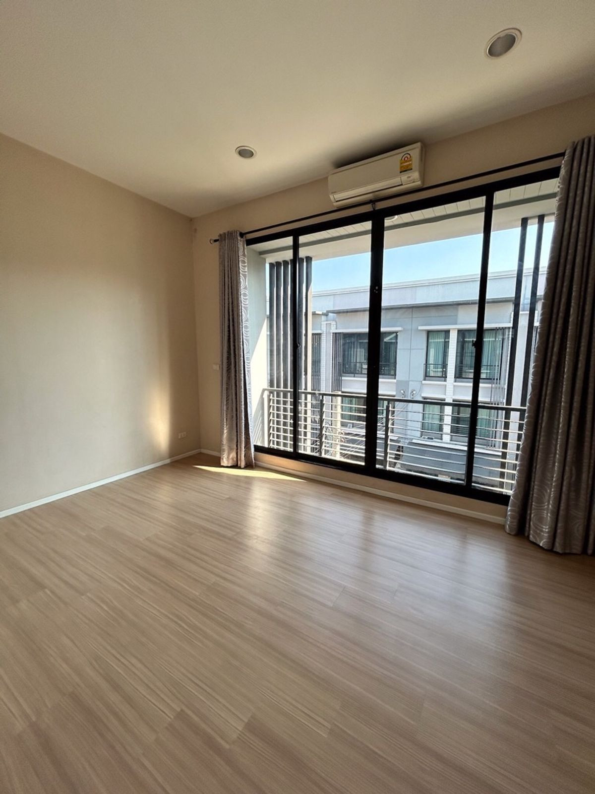 For RentTownhomeRattanathibet, Sanambinna : Townhome pets allowed, 3 floors, opposite Central Rattanathibet, 5 minutes walk to the BTS