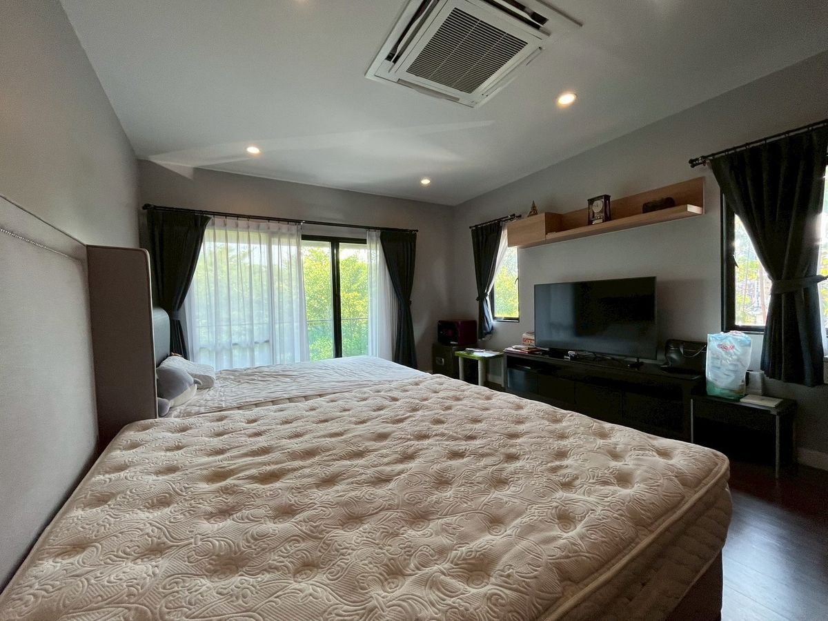 For SaleHousePathum Thani,Rangsit, Thammasat : 📌 Luxury Large Single House for Sale in Burasiri Rangsit, Corner Plot, 90 sq.wah (360 sqm), 4 Bedrooms, 5 Bathrooms, 1 Maid’s Room. Special Price: Only 10.5 Million Baht! (from original 11.7 MB)