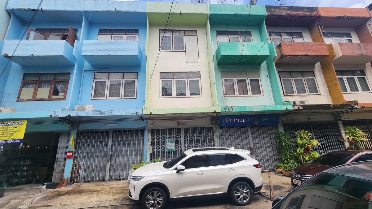 For SaleShop HouseRatchadapisek, Huaikwang, Suttisan : Selling 3 -story commercial building, Soi Inthamara 57, has a parking lot from MRT Huai Khwang 1.2 km.